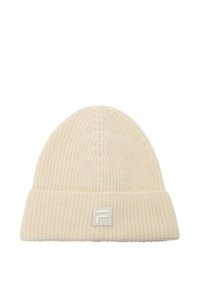 Un bonnet crème avec une texture côtelée, une bordure repliée et un petit patch logo carré argenté à l'avant. Tissu doux et tricoté.