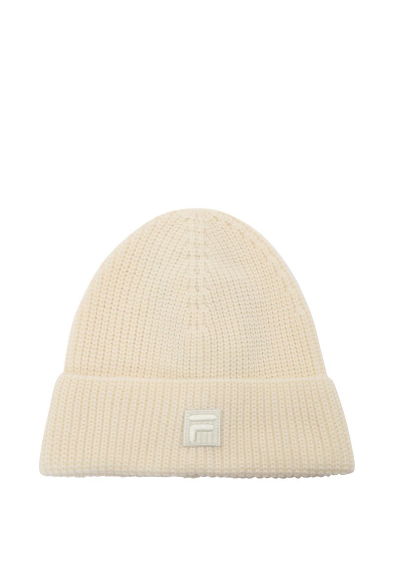 Un bonnet crème avec une texture côtelée, une bordure repliée et un petit patch logo carré argenté à l'avant. Tissu doux et tricoté.