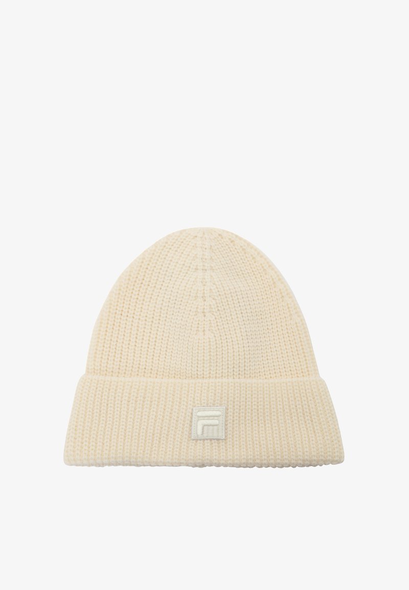 Crème kleurige beanie met een geribbelde textuur, omgeslagen rand en een klein vierkant logo-opdruk in zilver aan de voorkant. Zacht en gebreid materiaal.