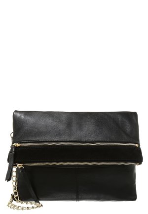 Czarna kopertówka ze skóry z klapą, wyposażona w dwa złote zamki i złoty łańcuszek na nadgarstek.