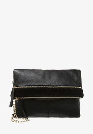 Bolso de mano tipo clutch de cuero negro con solapa, dos cremalleras doradas y una correa de muñeca de cadena dorada.
