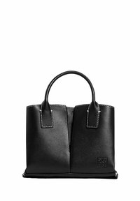 Borsa a mano in pelle nera con due manici corti, dettagli delle cuciture e una forma strutturata. Presenta una finitura testurizzata e un accento con il logo.