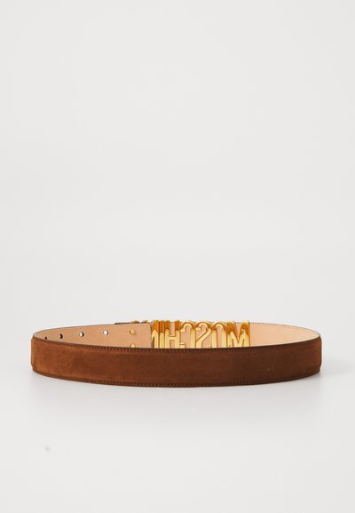Cinto de camurça castanho com acessórios em dourado, apresentando letras em relevo, interior em pele lisa e múltiplos buracos para ajuste.
