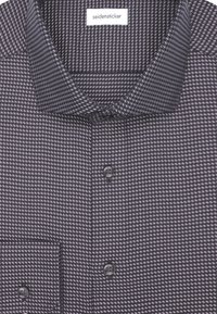 Primo piano di una camicia a maniche lunghe grigia e nera con una fantasia a righe, colletto a punta e bottoni visibili.