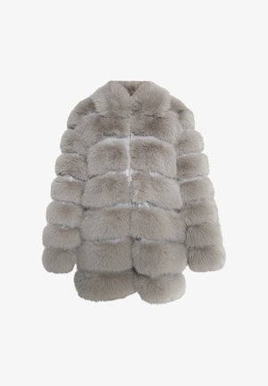 Grijze nepbontjas met een puffy, gewatteerd ontwerp. Heeft een hoge kraag en een volledige rits. Zachte, gestructureerde oppervlakte met horizontale strepen.