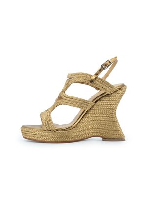Sandali wedge dorati con tomaia in tessuto intrecciato, design open-toe e cinturino alla caviglia. Il tacco spesso e texturizzato offre stabilità e supporto.