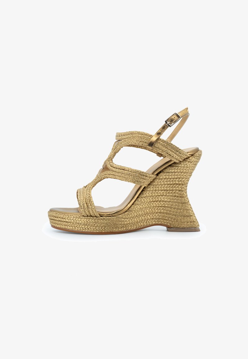 Sandali wedge dorati con tomaia in tessuto intrecciato, design open-toe e cinturino alla caviglia. Il tacco spesso e texturizzato offre stabilità e supporto.