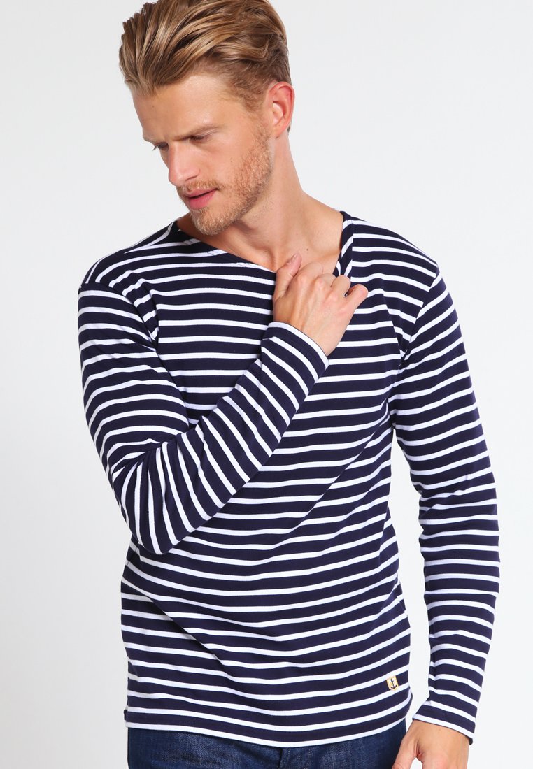 Marineblå og hvidstribet langærmet skjorte med rund halsudskæring og slim fit. Har en lille logo-detalje i sømmen. Blødt bomuldsstof.