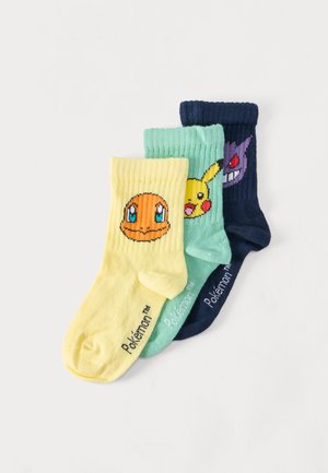 Kolm värvilist sokki, millel on Pokémoni näod: kollane koos Charmanderiga, roheline koos Pikachuga ja tumesinine koos Gengariga, kihiliselt üksteise peal paigutatud.