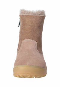 Bota de invierno de ante marrón suave con forro de peluche, suela de goma y cremallera lateral, mostrada de frente sobre fondo blanco.
