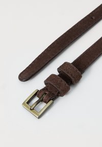 Ceinture en suède marron avec une finition texturée, dotée d'une boucle rectangulaire couleur laiton et de deux passants ajustables pour un maintien sécurisé.