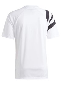 Hvid atletisk T-shirt lavet af syntetisk stof, med korte ærmer og sorte diagonale striber på venstre skulder. Glat tekstur.
