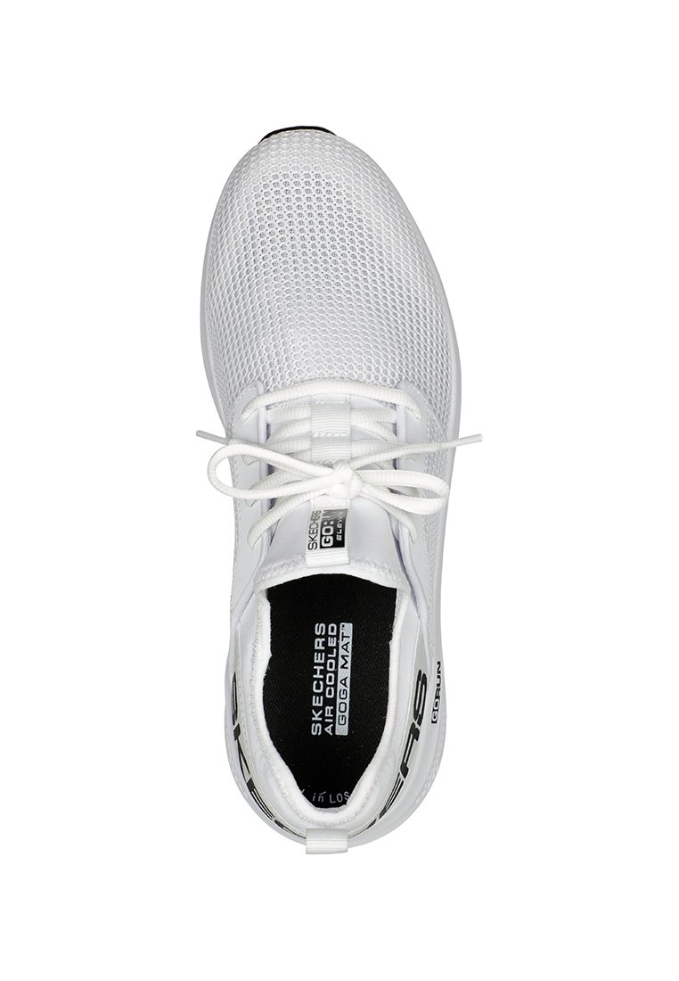Weiße Skechers Sportschuhe mit Netzobermaterial, gebundenen Schnürsenkeln und schwarzem Innenfutter, das mit "Air Cooled Goga Mat" und "GOrun"-Markierung versehen ist.