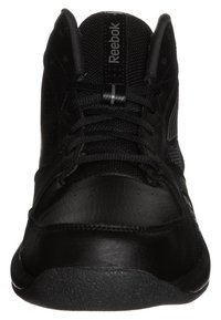 Czarny but sportowy z teksturowaną syntetyczną cholewką, sznurowaniem, wyściełanym kołnierzem i gumową podeszwą. Posiada subtelne oznakowanie Reebok.