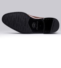 Bruine leren schoenzool met een gestructureerde zwarte afwerking, voorzien van ingedrukte branding en patroon details. Rond toelopende neus en decoratieve hardware.