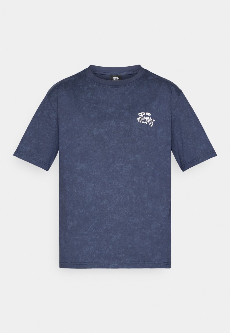 T-shirt à manches courtes bleu marine avec un motif texturé subtil et un petit graphisme blanc avec des yeux et du texte sur la poitrine gauche.