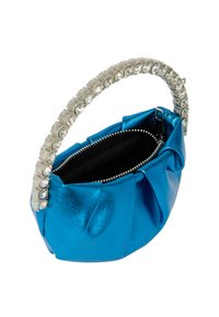 Borsa a mano metallica blu con un design plissettato e manico con accenti di cristallo. Presenta una chiusura con zip e foderatura interna nera.