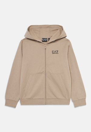 Beige Kapuzenpullover mit Reißverschluss, Vordertaschen, EA7 Emporio Armani-Logo auf der Brust und Kapuze, auf weißem Hintergrund präsentiert.