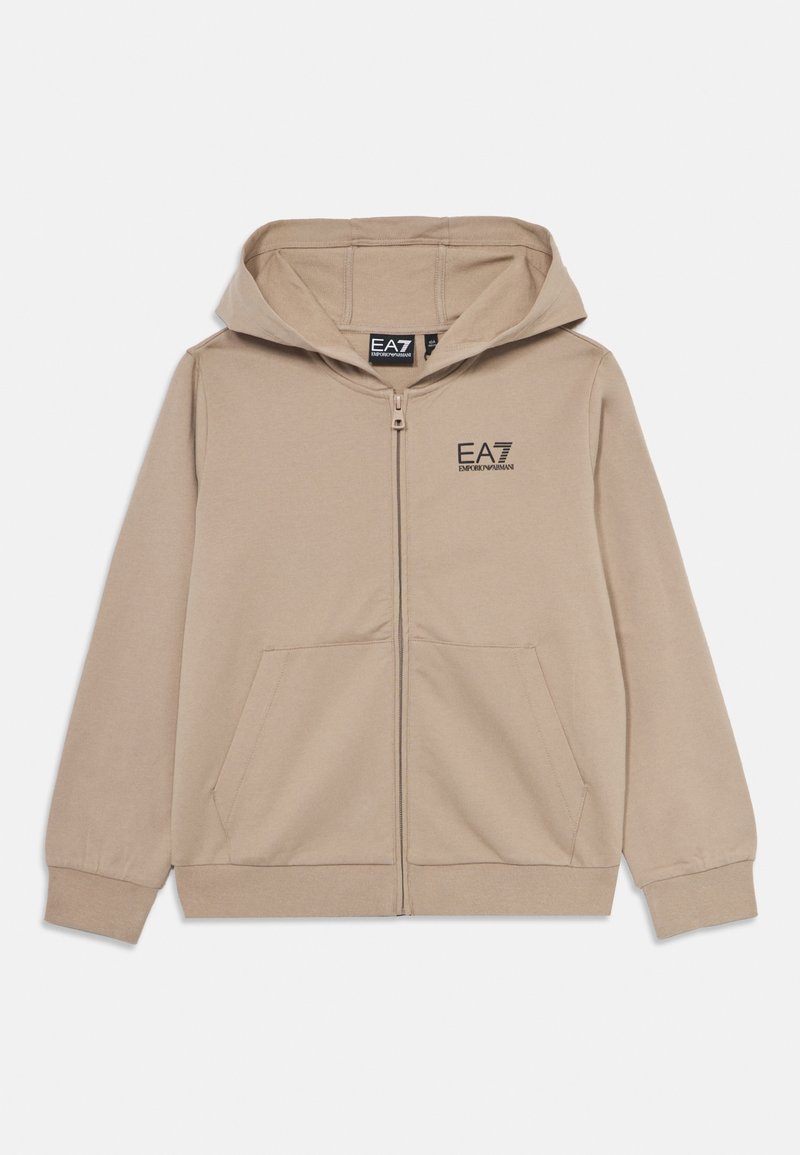 Bežová mikina na zips s prednými vreckami, logo EA7 Emporio Armani na hrudi a kapucňou, vystavená na bielom pozadí.