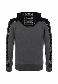 Grauer Kapuzenpullover mit schwarzer Kapuze, aus strukturiertem Stoff und kontrastierenden schwarzen Akzenten entlang der Ärmel mit weißen Textdetails.