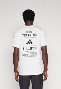 adidas Performance ALL GYM CATEGORY GRAPHIC - Apdrukāts T-krekls - chalk white
