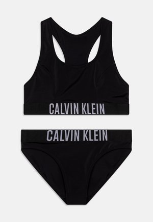 Set de bikini și sutien sport Calvin Klein negru, realizat dintr-un material neted, având un design cu spate tip racer și benzi elastice accentuate cu logo.
