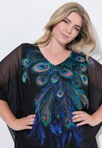 Schwarzes Kimono-Oberteil mit Pfauenfeder-Stickerei in Blau, Grün und Pink. Verfügt über einen V-Ausschnitt und durchsichtige Ärmel. Glatte Textur.