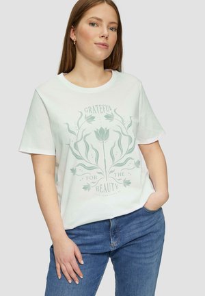 T-shirt en coton blanc avec un graphique floral vert et du texte indiquant "RECONNAISSANT POUR LA BEAUTÉ". Manches courtes et coupe décontractée.
