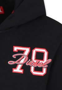 Felpa nera con cappuccio, caratterizzata da una stampa frontale con "Diesel" in corsivo bianco e "78" in grassetto rosso con contorno bianco. Tessuto morbido in cotone.