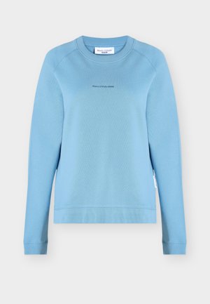 Hele sinine pikkade varrukatega ümara kaelusega dressipluus, mille rinnal on väikeses kirjas "Marc O’Polo DENIM" tekst.