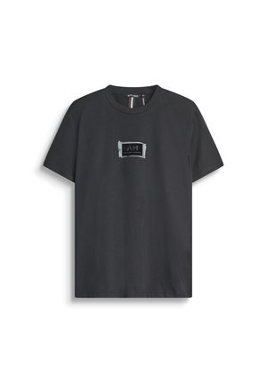 Maglietta in cotone nera con maniche corte, caratterizzata da una grafica rettangolare grigia sul petto con il testo "A.M." e accenti a pennellate.