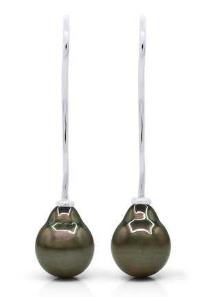 Paire de boucles d’oreilles pendantes avec des perles irisées foncées suspendues à de fins crochets en argent courbés.