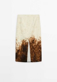 Jupe beige longueur genou avec motif tie-dye marron concentré en bas et une fente centrale devant.