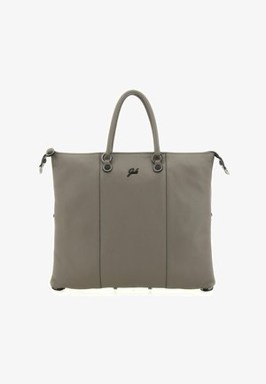 Borsa a tracolla grigia in pelle con doppi manici, chiusura superiore con zip, logo impresso sul davanti e accessori in metallo nero. Forma quadrata piatta.