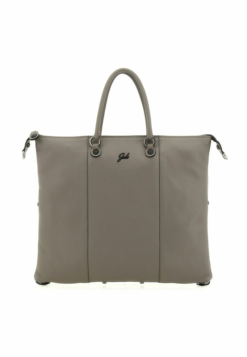 Bolso tote de cuero gris con dos asas superiores, detalles en hardware plateado y un logo sencillo. Presenta un acabado liso y texturizado y un diseño estructurado.