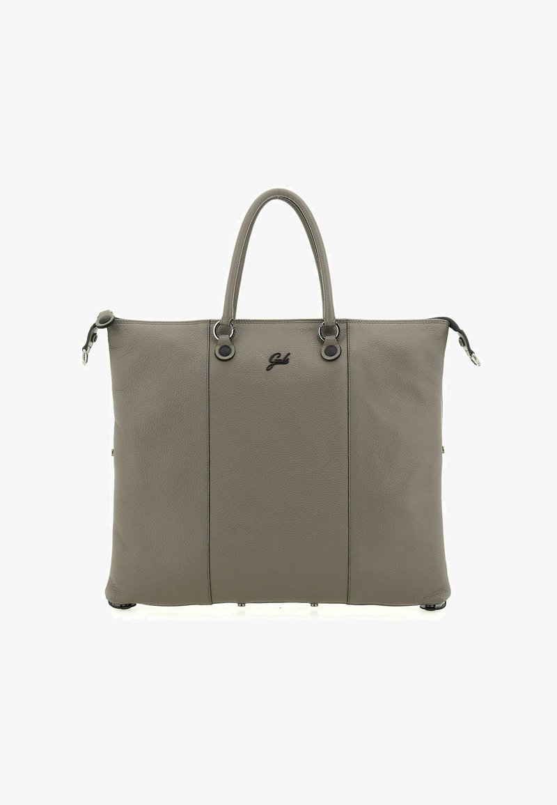 Bolso tote de cuero gris con dos asas superiores, detalles en hardware plateado y un logo sencillo. Presenta un acabado liso y texturizado y un diseño estructurado.