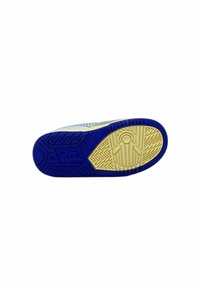 Suola delle sneaker con una base blu, accenti gialli e un motivo di grip testurizzato. Presenta disegni intricati e dettagli di branding.