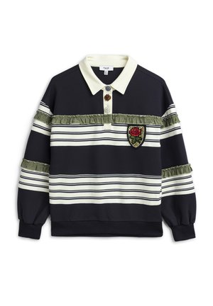 Marineblauw-wit gestreepte polo met lange mouwen, met olijfgroene ruches als afwerking, een met bloemmotieven geborduurd embleem op de borst en decoratieve knopen.