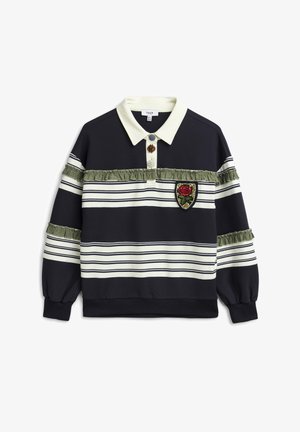 Marineblauw-wit gestreepte polo met lange mouwen, met olijfgroene ruches als afwerking, een met bloemmotieven geborduurd embleem op de borst en decoratieve knopen.