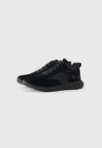 Schwarze Sportschuhe aus einer Mischung von Wildleder und Netzmaterial, mit grauen Schnürsenkeln, einem gepolsterten Kragen und einer strapazierfähigen Gummisohle.