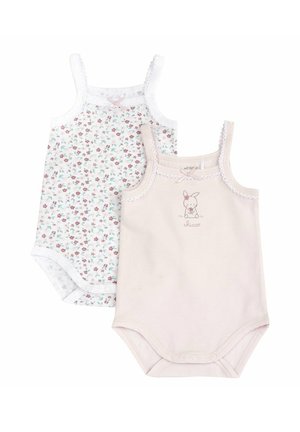 Due body senza maniche per neonati, uno rosa pallido con illustrazione di coniglietto, uno bianco con piccolo motivo floreale rosso e verde, entrambi con bordo in pizzo.