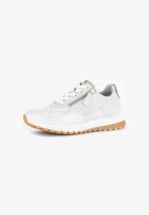 Witte sneaker met textuur, witte veters, een zijrits, metalen gouden accenten en een witte zool met een lichtbruine loopzool.
