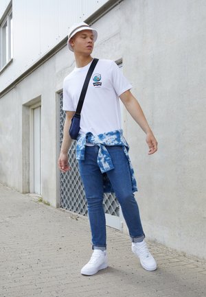 510™ SKINNY - Calças de ganga de corte skinny - medium indigo worn in