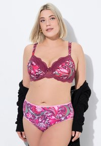 Soutien-gorge accentué de dentelle et culotte taille haute assortie en rose foncé avec des motifs floraux et des accents verts ; tissu texturé, détail de nœud décoratif.