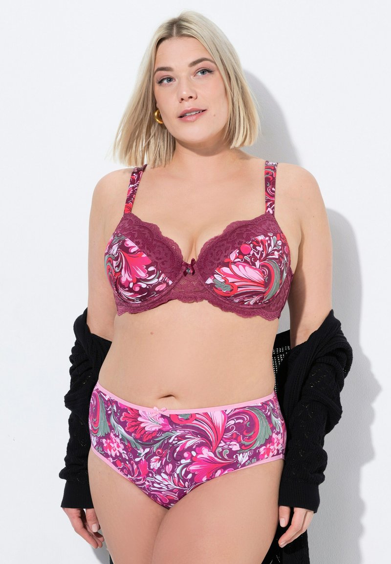 Soutien-gorge accentué de dentelle et culotte taille haute assortie en rose foncé avec des motifs floraux et des accents verts ; tissu texturé, détail de nœud décoratif.