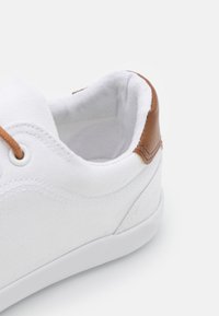 Pier One Sapatilhas - white