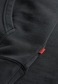 Unselected, washed black