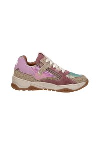 Sneakers met een combinatie van roze, beige en iriserende materialen, met een gestructureerde bovenkant, witte veters en een bruine rubberen zool.