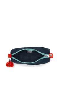 Estuche rectangular azul marino con cremallera azul clara, pestaña roja y pequeño llavero de peluche rojo, con la cremallera parcialmente abierta mostrando el interior negro.