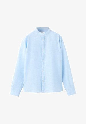 Chemise bleu clair à manches longues avec col mandarin et boutons blancs sur le devant.